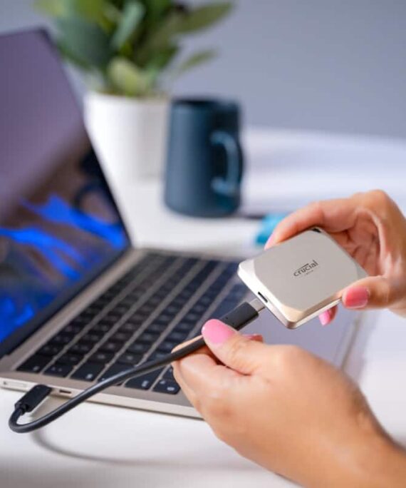 Crucial X9 Pro for Mac MacBook Air Lifestyle Image 09 1